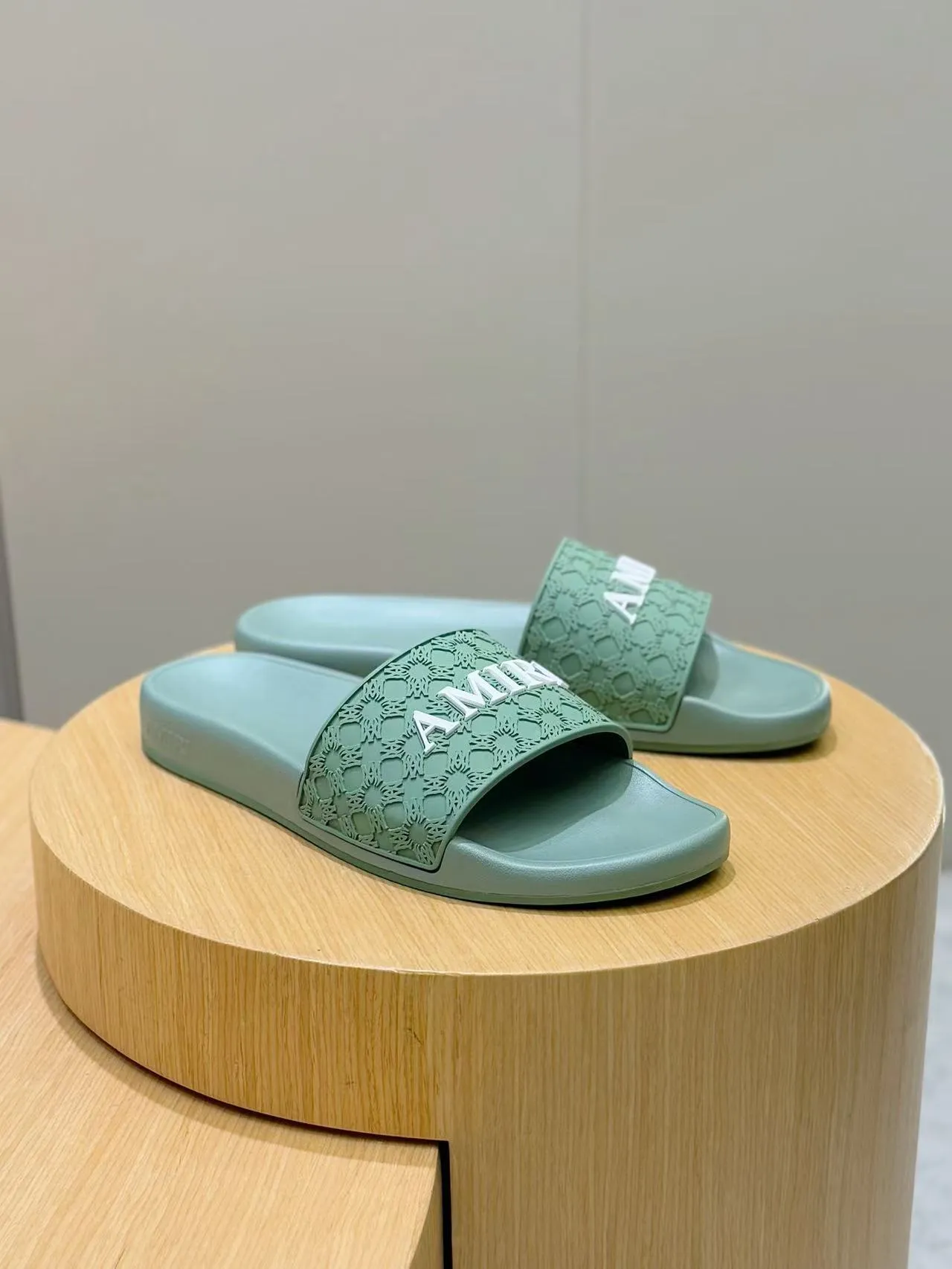 [AMIRI* Emil] P: 300💰 Size: 39-45 Official website new original 1:1 AMIRI* Emil classic men's slippers, high-end boutique, original material, TPU upper, foam bottom, fine workmanship, casual, loose and comfortable, a must-have in summer.